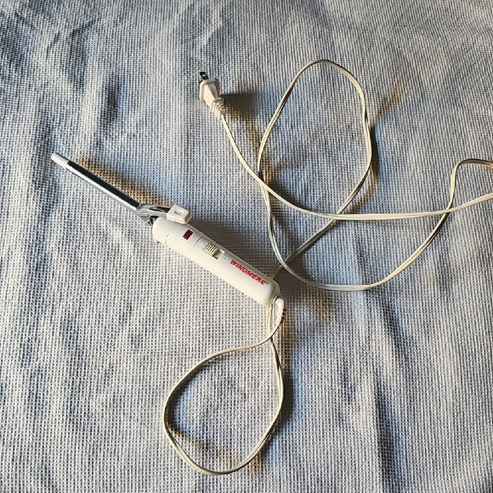 White Windmere Curling Iron 1mm Tote J